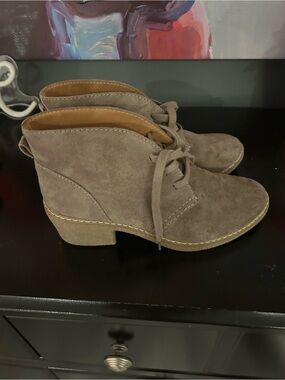 Women’s Lace-Up Suede Ankle Boot in Taupe